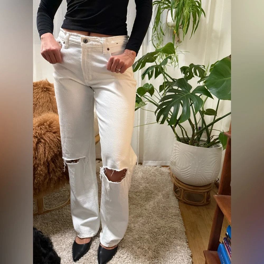 Abercrombie & Fitch White Distressed Straight Leg Jeans - Picture 1 of 8